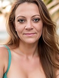 Experienced mature woman displays her intimate areas