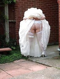 Shocking older milf is posing totally undressed on cam