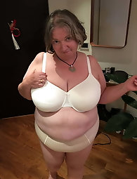 Young-looking tarts are getting pleasure on pictures