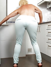 Busty MILF Melissa rides a cock