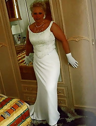 Older sluts are posing naked outdoor