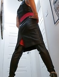 Selfies and close-ups of a hot milf’s vagina